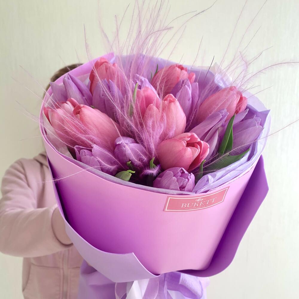 https://content2.flowwow-images.com/data/flowers/1000x1000/99/1740896072_74747499.jpg