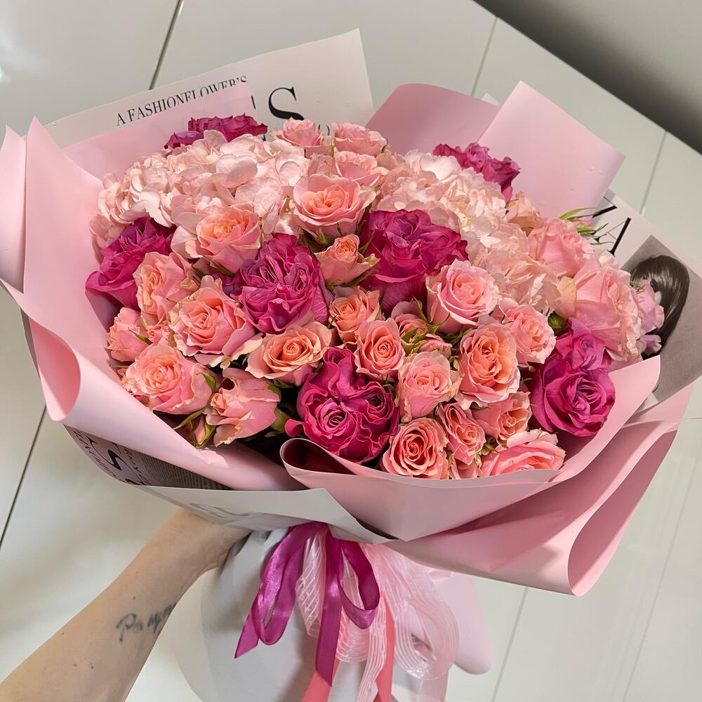 https://content2.flowwow-images.com/data/flowers/1000x1000/67/1741101024_18865667.jpg